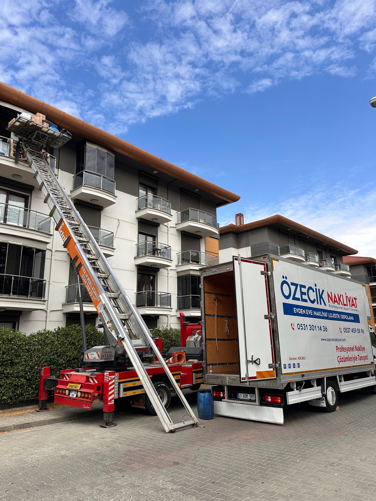 Özecik Nakliyat asansörlü nakliyat aracı